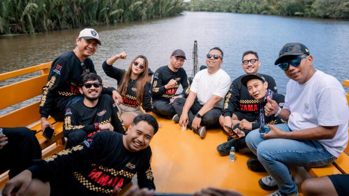 menikmati wisata susur Sungai Sekonyer sekaligus menyaksikan orangutan di habitat alaminya.