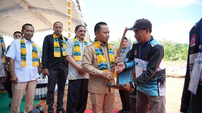 Bupati Tapin H Yamani menyerahkan secara simbolis bantuan peralatan perkebunan