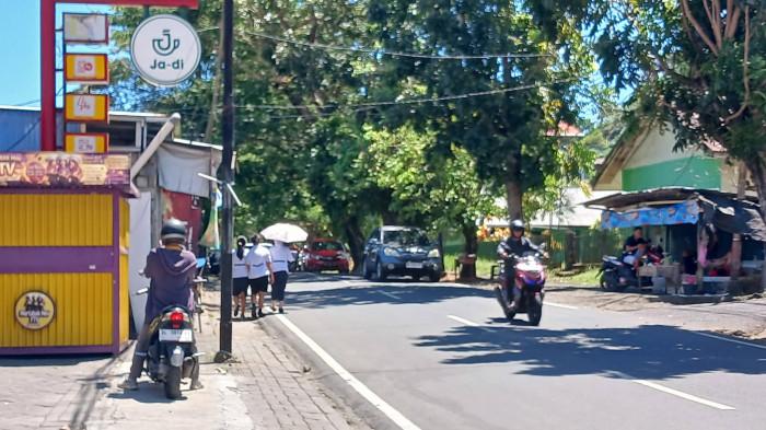 CUACA PANAS - Ilustrasi cuaca panas di Kota Manado, Sulawesi Utara, Senin (6/7/2026). Warga mengurangi aktivitas di luar ruangan untuk menghindari sinar matahari.