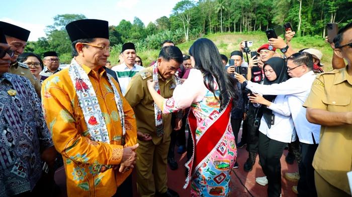 PEMPROV SULUT - Gubernur Sulawesi Utara Yulius Selvanus Komaling (YSK) menghadiri pembukaan Musabaqah Tilawatil Qur'an (MTQ) XXXI Tingkat Provinsi Sulawesi Utara Tahun 2026 yang digelar di Alun-alun Pemerintah Kabupaten Minahasa Utara, Senin (6/7/2026). (Dok: Tim YSK)