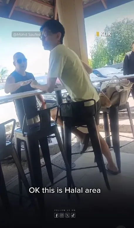Pria Tionghoa tegur yang makan babi di zona halal.