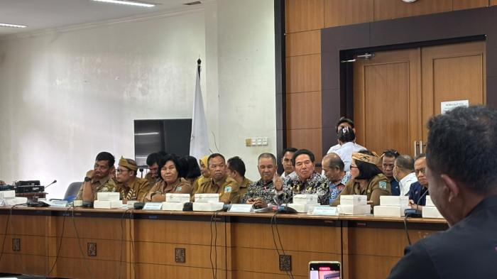 SPMB MALINAU - Orang tua siswa menyampaikan aspirasi terkait polemik sistem zonasi dalam RDP di Kantor DPRD Malinau, Senin (6/7/2026). Pertemuan membahas persoalan jalur domisili.