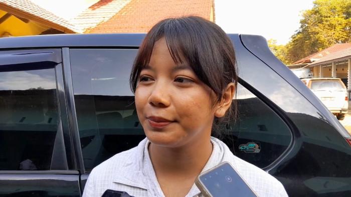 Warga belajar asal Desa Aik Kelik, Kecamatan Damar, Devi Khusnul Khotimah (20), saat menerima ijazah Paket C di Dinas Pendidikan Belitung Timur, beberapa waktu lalu. Sempat putus sekolah sejak kelas 3 SD demi membantu orang tua bertani, gadis ini akhirnya berhasil menuntaskan pendidikan menengahnya melalui program kesetaraan di PKBM Seroja.