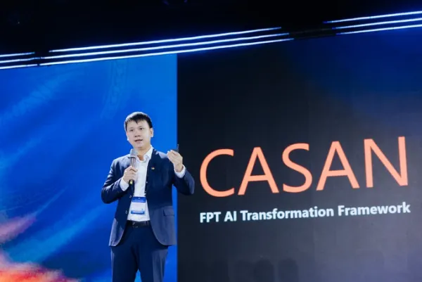Nguyen Xuan Phong, FPT कॉर्पोरेशनचे मुख्य AI परिवर्तन अधिकारी, Ha Long Sapphire समिटमध्ये AI परिवर्तन अंतर्दृष्टी शेअर करतात. फोटो सौजन्य FPT सॉफ्टवेअर