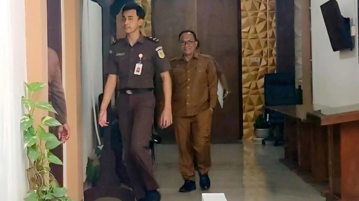 DIPERIKSA - Sekretaris Daerah (Sekda) Kabupaten Nganjuk, Nur Solekan saat berjalan menuju ruang tunggu kantor Kejaksaan Negeri (Kejari) Nganjuk, Jawa Timur pada Senin (6/7/2026). Kabar yang beredar, Sekda diperiksa sebagai saksi oleh Kejari Nganjuk dalam dugaan korupsi Bendungan Margopatut.
