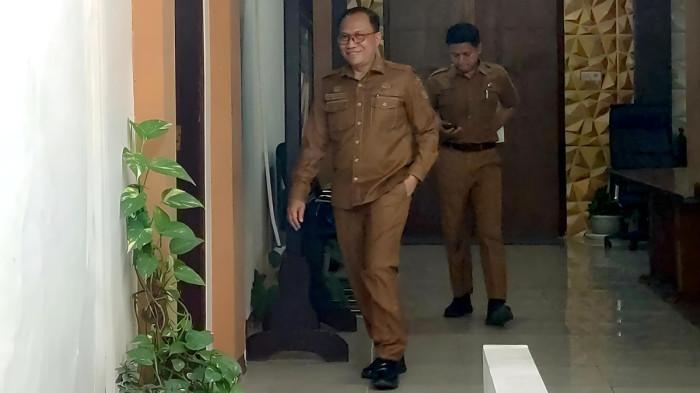 DIPERIKSA - Sekretaris Daerah (Sekda) Kabupaten Nganjuk, Nur Solekan, saat berjalan menuju ruang tunggu kantor Kejaksaan Negeri (Kejari) Nganjuk, Jawa Timur pada Senin (6/7/2026). Kabar yang beredar, Sekda diperiksa sebagai saksi dugaan korupsi Bendungan Margopatut.