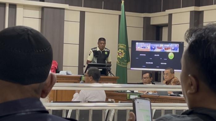 PEMERIKSAAN SAKSI - Suasana sidang dugaan korupsi proyek pembangunan jalur kereta api di Direktorat Jenderal Perkeretaapian (DJKA) dengan terdakwa bupati nonaktif Pati, Sudewo, berlangsung di Pengadilan Tipikor Semarang, Senin (6/7/2026), dengan agenda pemeriksaan saksi-saksi klaster proyek JGSS saat Sudewo menjabat anggota Komisi V DPR RI. Dalam persidangan itu, jaksa KPK mendalami dugaan aliran fee proyek, termasuk uang Rp721,5 juta yang disebut sebagai jatah untuk Sudewo.