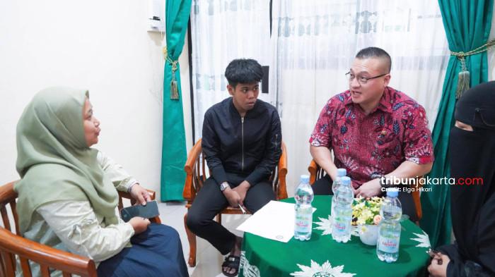 TEBUS IJAZAH SISWA YATIM -  Anggota DPRD DKI Jakarta dari Fraksi PDI Perjuangan, Hardiyanto Kenneth membantu menebus ijazah seorang siswa yatim di SMA Muhammadiyah 2 Jakarta yang selama ini tertahan akibat kendala biaya.TRIBUNJAKARTA.COM/ELGA PUTRA