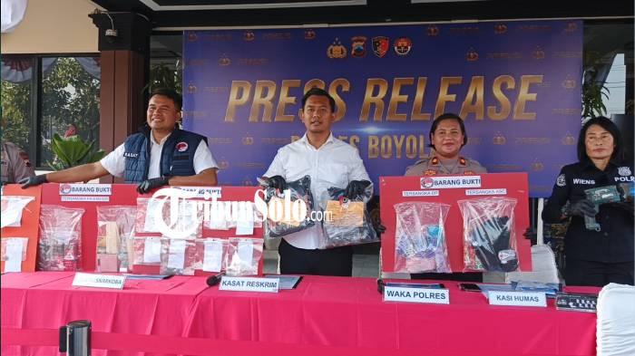 BARANG BUKTI. Polisi menunjukkan sabu yang diamankan pada Senin (6/7/2026). Mereka mengamankan sabu senilai Rp200 juta.
