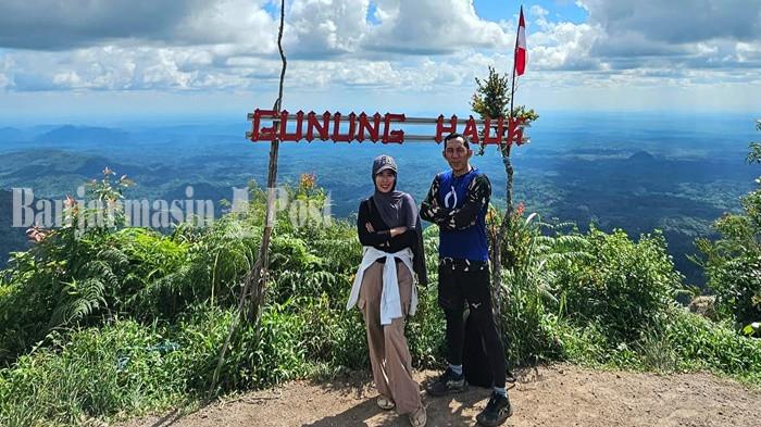Pendaki Gunung Hauk berfoto di puncak Gunung Hauk, ketinggian 1325 mdpl yang ada di Desa Ajung, Kecamatan Tebing Tinggi, Kabupaten Balangan.