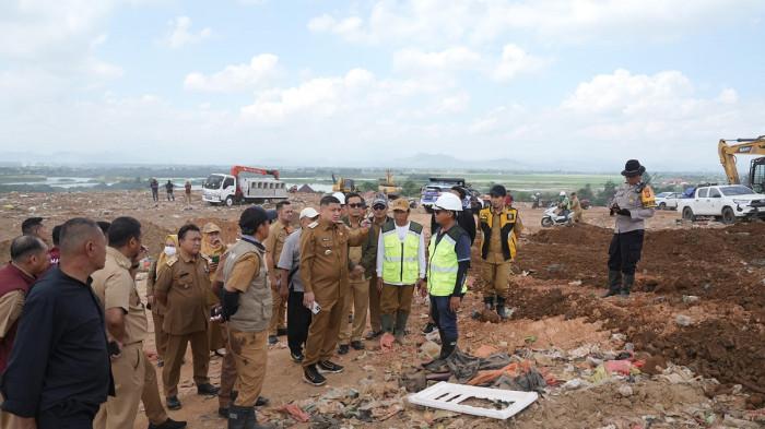 TPA ANTANG - Wali Kota Makassar Munafri Arifuddin didampingi jajaran Organisasi Perangkat Daerah (OPD) meninjau progres pembenahan TPA Antang, Selasa (9/6/2026). munafri memastikan proses penutupan timbunan sampah dengan metode cover soil terus berjalan sebagai bagian dari transformasi TPA Antang dari sistem open dumping menuju sanitary landfill.