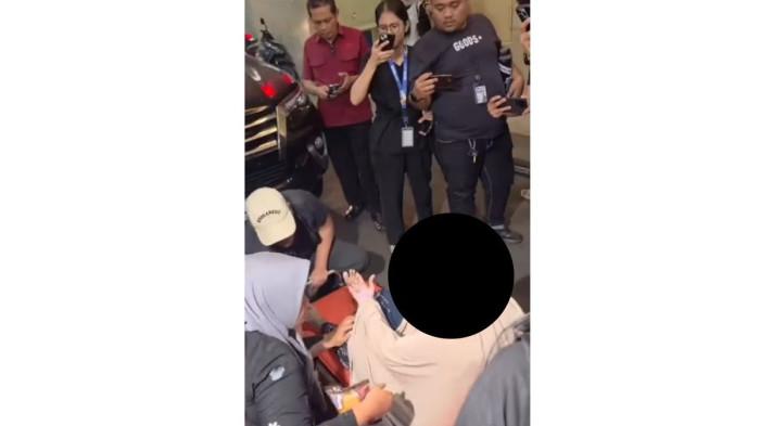 KORBAN KEKERASAN - MAN (30), seorang perempuan yang menjadi istri siri anggota Polres Tegal Kota, Aiptu N memberikan keterangan pada Jumat (3/7/2026). Korban diduga mengalami berbagai kekerasan sejak mengenal Aiptu N pada 2023.