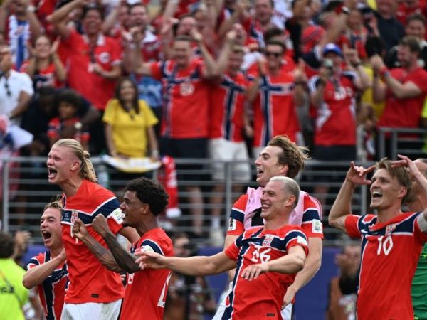 Erling Haaland (kiri) merayakan kemenangan Timnas Norwegia atas Brasil pada laga babak 16 besar Piala Dunia 2026 di New Jersey (5/7/2026).
