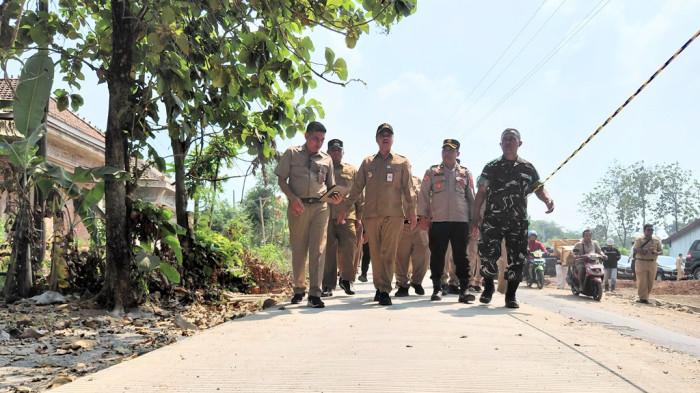 CEK PEKERJAAN - Bupati Jepara, Witiarso Utomo bersama Forkopimda dan jajaran Pemerintah Kabupaten Jepara mengecek pekerjaan jalan ruas Bendanpete Kecamatan Nalumsari- Buaran Kecamatan Mayong, Senin (6/7/2026). Tahun ini anggaran senilai Rp 210 miliar dari APBD Jepara digelontor untuk menuntaskan 60 ruas jalan rusak. 