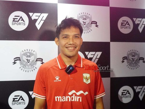 Pemain Timnas Indonesia, Witan Sulaeman, sedang memberikan keterangan kepada awak media di Bengkel Space, Sudirman, Jakarta, Kamis (28/5/2026).