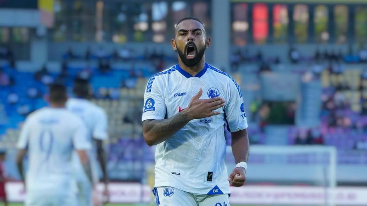 PROFIL - Foto Dalberto berseragam Arema FC. Dalberto panen sorotan tajam setelah Arema FC bantai Semen Padang di Stadion Kanjuruhan.