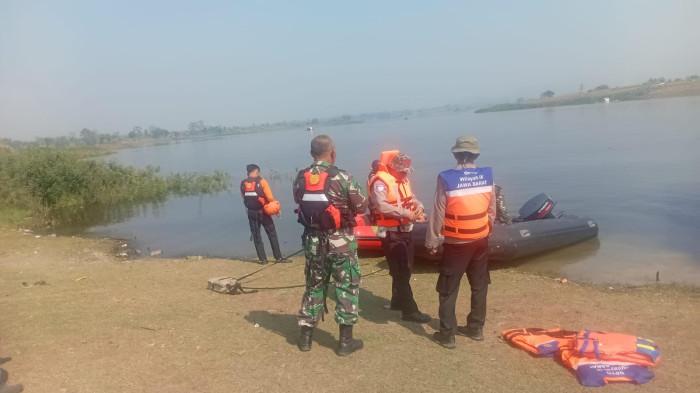 PEMUDA SALTO - Pencarian DK (20) pria asal Cimahi yang diduga tenggelam di Waduk Saguling, Batujajar, Kabupaten Bandung Barat, Jawa Barat. Pemuda itu hilang setelah bikin konten salto./Dok Polsek Batujajar.