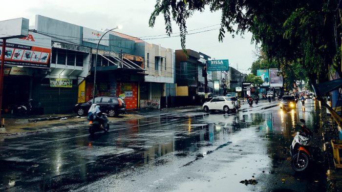 JALANAN BASAH- Ruas jalan yang baru saja diguyur hujan tampak basah dan cuaca masih terlihat gelap.