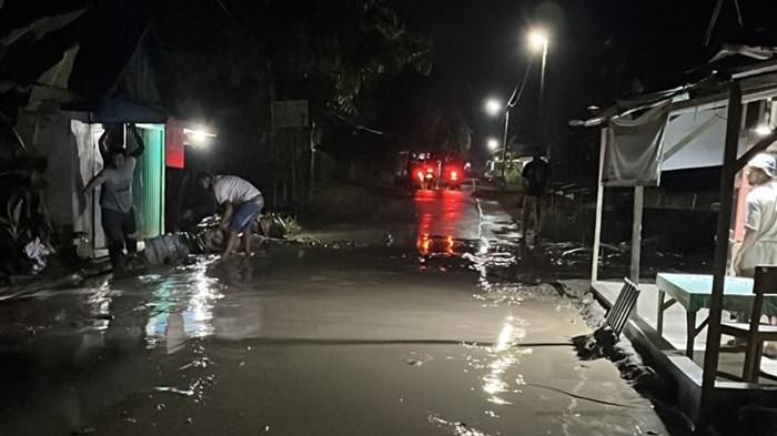 BANJIR DI AGAM - Banjir kembali melanda Jorong Labuah dan Jorong Kubu, Nagari Sungai Batang, Kecamatan Tanjung Raya, Kabupaten Agam, pada Senin (6/7/2026) sekitar pukul 18.30 WIB. Kepala Bidang Kedaruratan dan Logistik (KL) BPBD Kabupaten Agam, Abdul Ghafur, mengatakan banjir terjadi akibat curah hujan yang cukup tinggi serta pendangkalan aliran sungai.