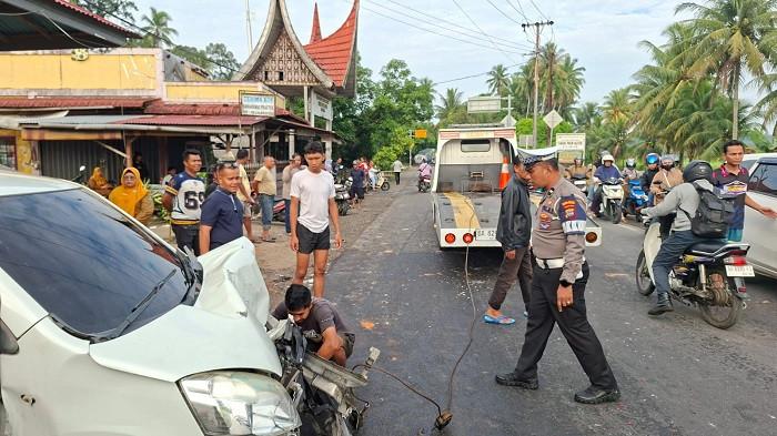 KECELAKAAN LALU LINTAS- Penampakan kendaraan terlibat kecelakaan dan petugas kepolisian saat di TKP, Jalan Padang-Bukittinggi, tepatnya di Jorong Pasa Laban, Korong Sicincin, Kecamatan 2 X 11 Enam Lingkung, Kabupaten Padang Pariaman, Senin (6/7/2026) sekitar pukul 07.00 WIB. Kasat Lantas Polres Padang Panjang, Iptu Rudi Chandra sebut kecelakaan menyebab 11 orang korban, dan sopir meninggal dunia.