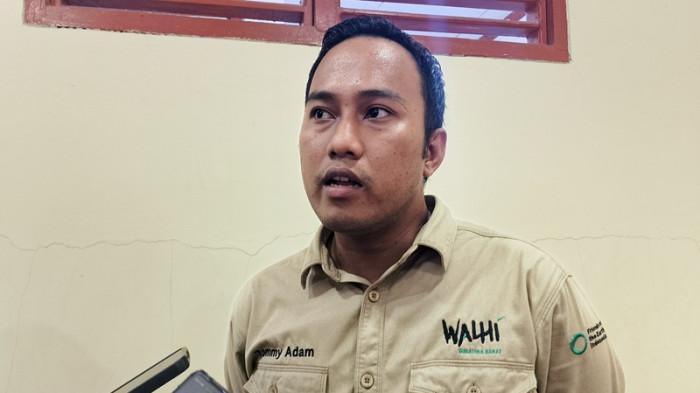 DAS SUMBAR - Direktur Eksekutif Walhi Sumbar, Tommy Adam, menyampaikan hasil kajian terkait akar bencana ekologis di Sumatera Barat saat Diskusi Publik Diseminasi Hasil Kajian 