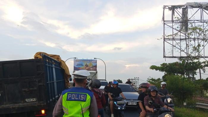 URAI KEMACETAN - Personel Polres Kubu Raya urai kemacetan di Jembatan Kapuas dua, Minggu 5 Juli 2026. Kemacetan itu disebabkan truk angkutan barang mengalami patah as roda sesaat sebelum menaiki jembatan.