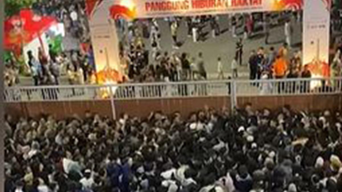 KONSER DENNY CAKNAN - Kondisi konser Denny Caknan yang sempat diwarnai kericuhan penonton.