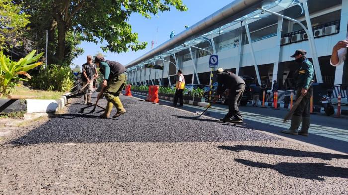 Pemkot Bandung mempercepat perbaikan infrastruktur jalan dan drainase guna mendukung pembukaan kembali Bandara Husein Sastranegara.