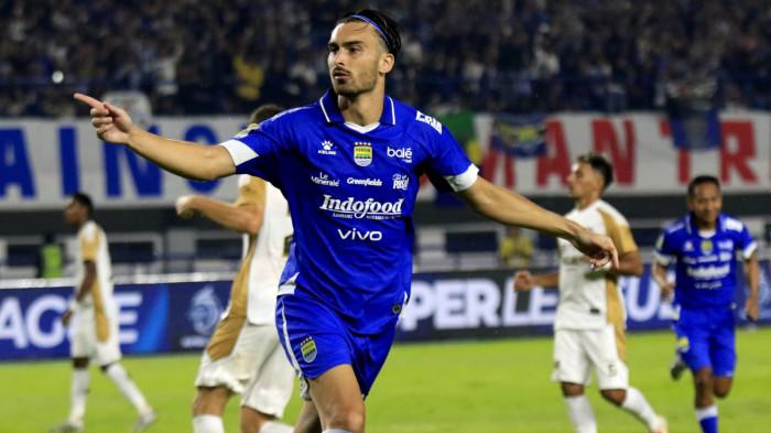 Pemain Persib, Andrew Jung melakukan selebrasi setelah berhasil mencetak gol ke gawang Dewa United dari titik putih pada lanjutan Super League 2025/2026 di Stadion Gelora Bandung Lautan Api (GBLA), Kota Bandung, Jawa Barat, Jumat (21/11/2025).