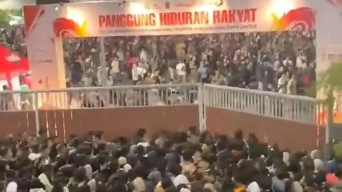 RICUH KONSER DI SURABAYA- Detik detik penonton menjebol pagar masuk acara Soft Launching Creative Hub Surabaya Expo, di kawasan eks Hi-Tech Mall (THR), Minggu malam (5/7/2026) berakhir ricuh, 21 orang dilaporkan dilarikan ke rumah sakit
