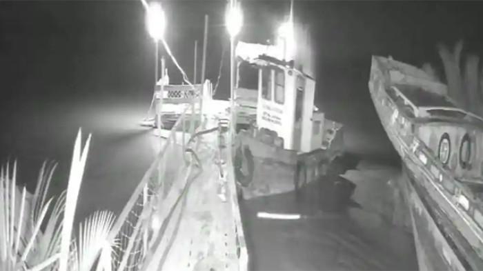 HILANG DITERKAM BUAYA - Tangkapan layar rekaman CCTV dermaga sesaat sebelum korban Ipan Nurzaman hilang diterkam buaya di perairan Desa Teluk Betung, Kecamatan Pulau Rimau, Kabupaten Banyuasin, Senin (6/7/2026).