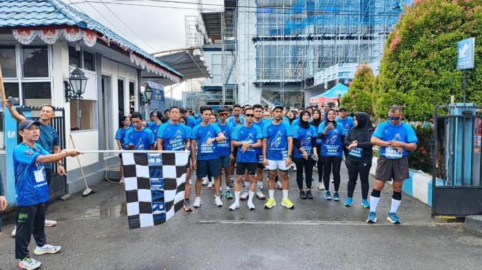 FUN RUN - General Manager Content Tribun Papua Raya Choirul Rohman secara resmi melepaskan peserta Fun run 4k.