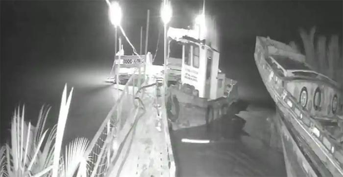 HILANG DITERKAM BUAYA - Tangkapan layar rekaman CCTV dermaga sesaat sebelum korban Ipan Nurzaman hilang diterkam buaya di perairan Desa Teluk Betung, Kecamatan Pulau Rimau, Kabupaten Banyuasin, Senin (6/7/2026).
