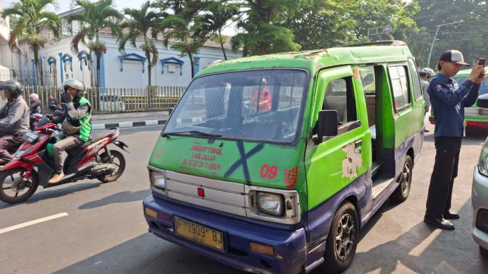 ANGKOT TUA DIPILOK - Dinas Perhubungan (Dishub) Kota Bogor kembali menilang angkutan kota (angkot) tua berusia di atas 20 tahun di depan Mal BTM, Selasa (7/7/2026).