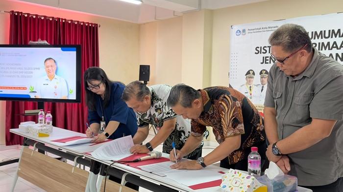 SPMB - Penandatanganan berita acara hasil Seleksi Penerimaan Murid Baru (SPMB) Tahun Ajaran 2026/2027 jenjang SD dan SMP Kota Manado digelar di Convention Hall Eben Haezer, Sabtu (4/7/2026). Kegiatan tersebut dihadiri Kepala Balai Penjaminan Mutu Pendidikan (BPMP) Sulawesi Utara, Febry H.J. Dien, S.T., M.Inf.Tech (Man), serta tiga perwakilan Ombudsman RI Perwakilan Sulawesi Utara. Penandatanganan berita acara dilakukan oleh Kepala Keasistenan Pencegahan Ombudsman RI Perwakilan Sulut, Nancy Tindige, S.Sos., M.Si., bersama Dinas Pendidikan dan Kebudayaan Kota Manado. Acara juga diikuti seluruh kepala SD dan SMP negeri serta aparatur sipil negara (ASN) di lingkungan Dinas Pendidikan dan Kebudayaan Kota Manado.