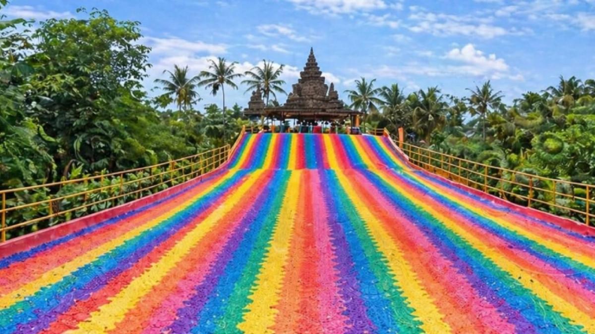 ILUSTRASI RAINBOW SLIDE - Escape Singkat Gen Z: 5 Spot Wisata Paling Aesthetic dan Pemacu Adrenalin di Lembang untuk Libur Semester