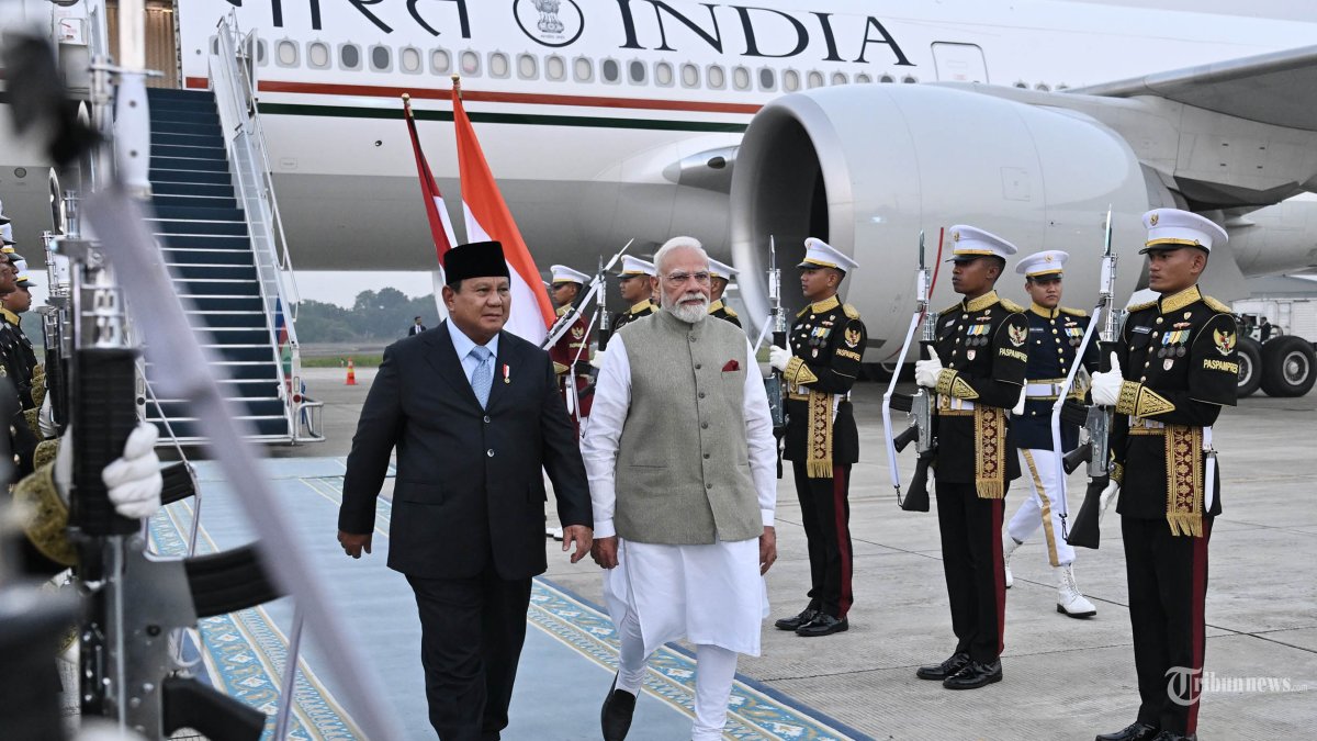 SAMBUT KEDATANGAN - Presiden Prabowo Subianto menyambut kedatangan Perdana Menteri India Narendra Modi di Lanud Halim Perdanakusuma, Jakarta, Senin (6/7/2026). Kunjungan kenegaraan PM India ke Indonesia tersebut dalam rangka memenuhi undangan Presiden Prabowo Subianto sebagai kunjungan balasan, setelah Presiden Prabowo mengunjungi India pada Januari 2025. TRIBUNNEWS/BPMI SEKRETARIAT PRESIDEN
