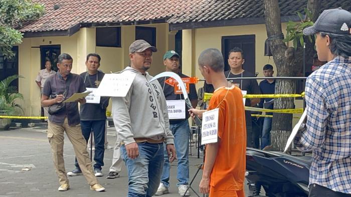 Salah satu tersangka memeragakan proses pembacokan terhadap korban antar geng pelajar, Selasa (7/7/2026)