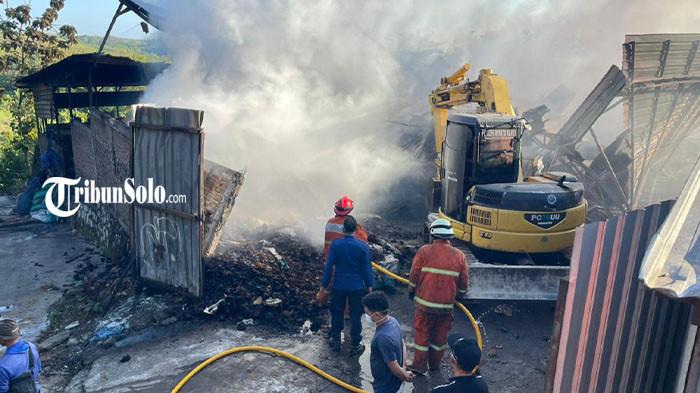 Suasana gudang arang briket batok kelapa di Desa Bukuran, Kecamatan Kalijambe, Sragen
