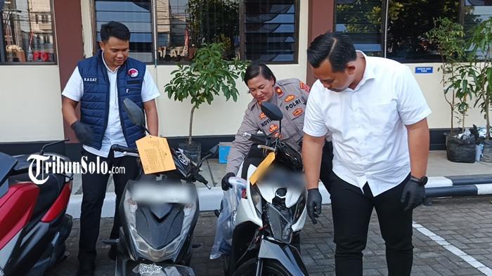 RUSAK: Polisi menunjukkan sepeda motor korban yang rusak akibat penyerangan yang dilakukan kelompok pendekar silat di Rest Area Banyudono, Boyolali, Jawa Tengah. Peristiwa tragis itu terjadi pertengahan bulan Juni lalu. Keempat pelaku diamankan polisi pada Kamis, 25 Juni 2026.