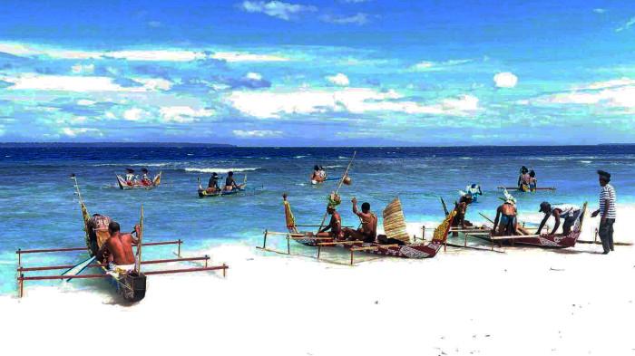 BIAK NUMFOR - Warga Biak menggelar parade perahu tradisional mansusu dan wairon di Pantai Anggopi, Biak Numfor pada Minggu (5/7/2026), sebagai bagian dari Festival Biak Munara Wampasi untuk melestarikan warisan budaya leluhur mereka.