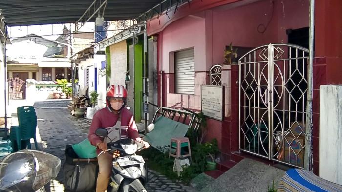TEMPAT KEJADIAN PERKARA - Suasana depan rumah seorang nenek berinisial WI (69) yang ditemukan meninggal dunia diduga dalam kondisi tak wajar dalam rumahnya di kawasan Jalan Candi Lontar, Lakarsantri, Surabaya, Jawa Timur pada Selasa (23/6/2026) sore. Ditemukan sejumlah kejanggalan di tempat kejadian perkara (TKP), termasuk bekas luka bakar di pergelangan tangan, memar di wajah