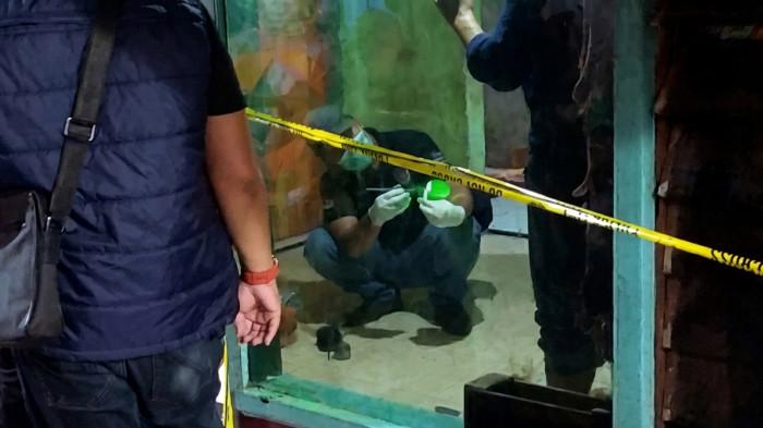 KASUS PEMBUNUHAN - Polisi saat olah tempat kejadian perkara (TKP) kasus pembunuhan SN (51), wanita yang ditemukan ditemukan dengan kondisi penuh luka sayatan dan lebam pada sekujur tubuh dalam kamar kos di kawasan Jalan Putat Jaya Gang Sekolahan I, Putat Jaya, Sawahan, Surabaya, Jawa Timut pada Kamis (25/6/2026).  Kapolrestabes Surabaya Kombes Pol Luthfie Sulistiawan menyatakan telah memeriksa enam saksi dan menerapkan Scientific Crime Investigation (SCI) untuk mengungkap kasus ini.