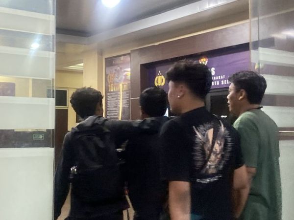 Tim gabungan Resmob, Jatanras, dan Krimum Polres Jaksel berhasil menangkap penadah motor bekas curian di Pandeglang, Banten  Sumber: https://megapolitan.kompas.com/read/2026/07/03/10070211/penadah-motor-curian-komplotan-curanmor-jakarta-ditangkap-di-banten.   Membership: https://kmp.im/plus6 Download aplikasi: https://kmp.im/app6
