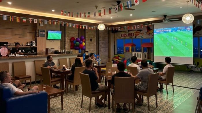 ilustrasi suasana nonton bareng di hotel Aston Solo