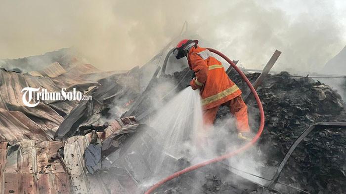 HANGUS TANPA SISA - Suasana gudang arang briket batok kelapa di Desa Bukuran, Kecamatan Kalijambe, Kabupaten Sragen, Jawa Tengah, yang hangus terbakar, Selasa (7/7/2026). Sebuah percikan api yang diduga berasal dari tungku pembakaran memicu kebakaran hebat tersebut.