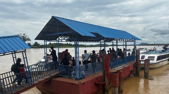 ‎PINDAH DAERAH - Rutinitas transportasi warga di daerah terluar  menempuh perjalanan ke wilayah pusat pemerintahan Malinau. Termasuk kalangan remaja, fenomena ini biasanya mulai dilakukan remaja untuk melanjutkan pendidikan jenjang SMA di Malinau Kota dan sekitarnya.