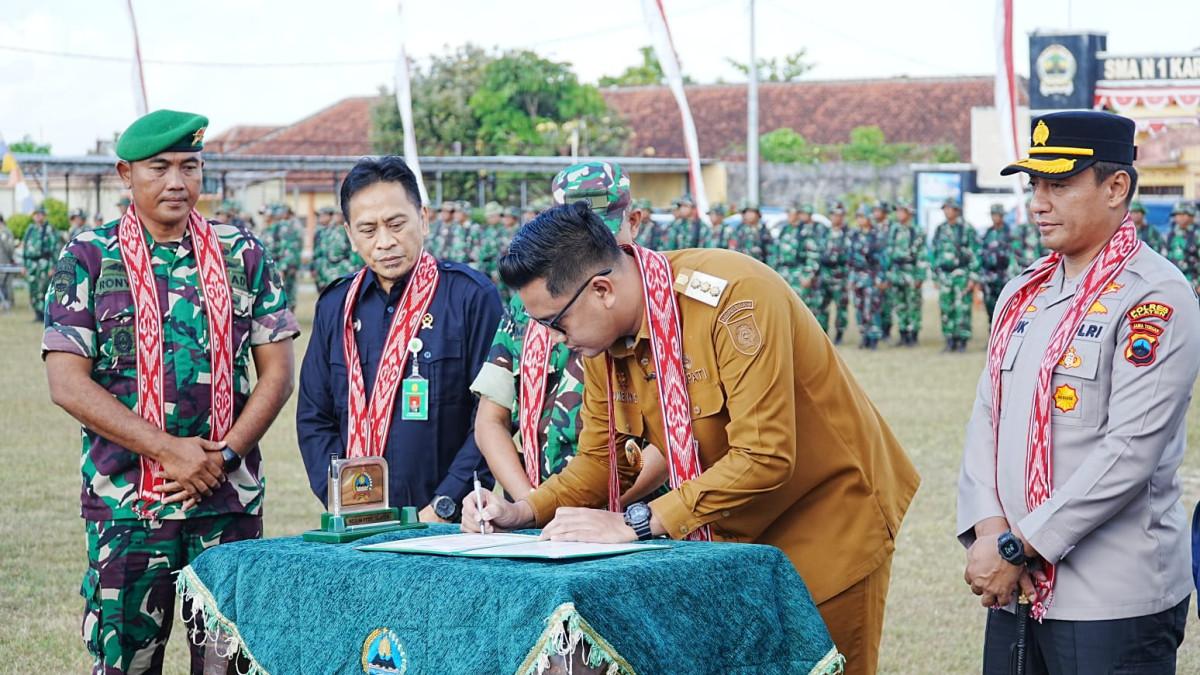 KBMKB 2026 - Bupati Klaten Hamenang Wajar Ismoyo menandatangani naskah berita acara KBMKB ke-XXXV Tahun Anggaran 2026 Desa Somokaton, Kecamatan Karangnongko, Klaten di Lapangan SMAN 1 Karangnongko, Selasa (7/7/2026).
