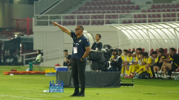 PELATIH TIMNAS U17 - Pelatih Timnas U17 Indonesia, David Nascimento asal Portugal memberikan instruksi kepada anak asuhnya dalam pertandingan uji coba Timnas U17 Indonesia vs Malaysia U17 di Stadion Manahan Solo, Sabtu (4/7/2026) malam WIB.