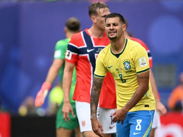 Reaksi Bruno Guimaraes setelah gagal mencetak gol penalti untuk Timnas Brasil dalam laga melawan Norwegia di Stadion MetLife, New Jersey (5/7/2026).